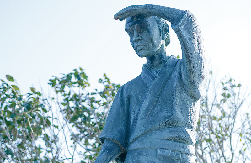 江戸時代末期、秋廣平六が「波浮港」を開港。
